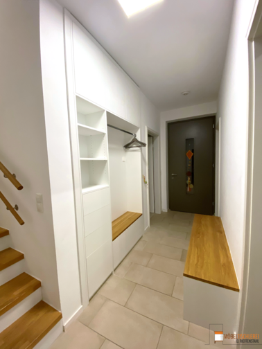 Flurmöbel | Schlichte eingepasste Garderobe mit Sitzbank